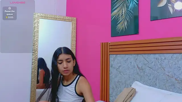 littlee emilyy  online show from April 15, 2026, 1:07 pm