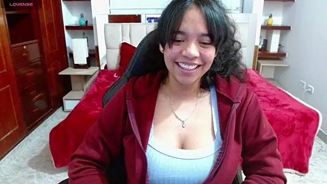 laureentt  online show from February 3, 2025, 7:07 am