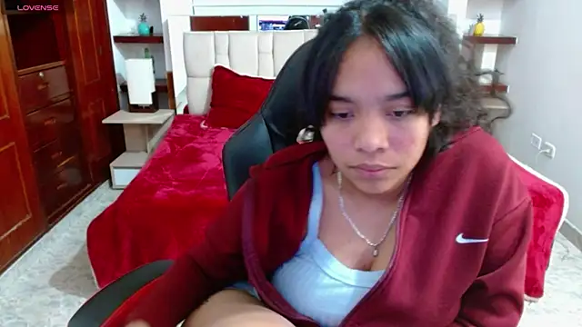 laureentt  online show from February 3, 2025, 10:14 am