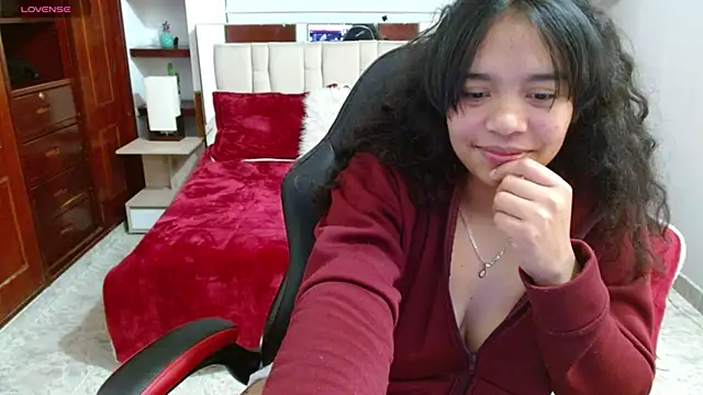 laureentt  online show from February 4, 2025, 10:10 am