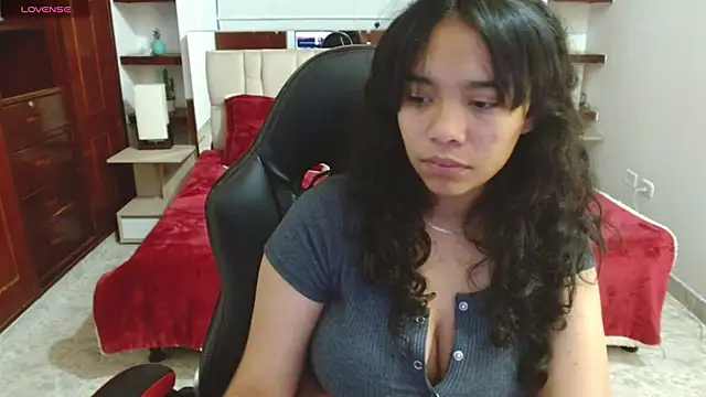 laureentt  online show from February 5, 2025, 3:34 am