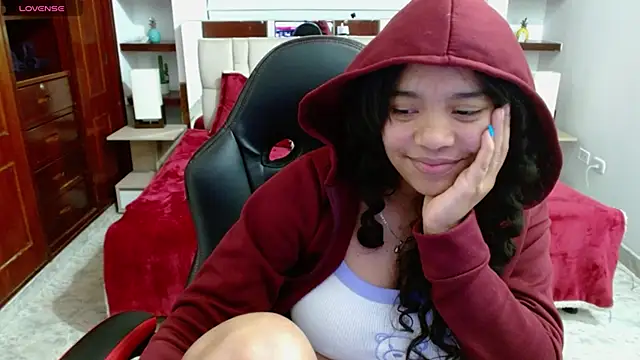 laureentt  online show from February 7, 2025, 10:08 am