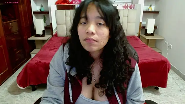 laureentt  online show from February 19, 2025, 9:17 am