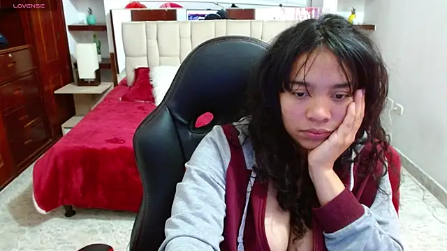 laureentt  online show from March 4, 2025, 6:15 am