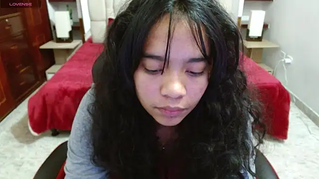 laureentt  online show from March 5, 2025, 7:05 am