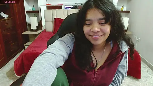 laureentt  online show from March 8, 2025, 7:05 am