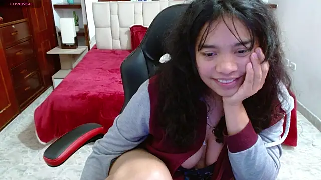 laureentt  online show from March 11, 2025, 6:10 am