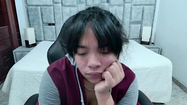 laureentt  online show from March 23, 2026, 3:21 am