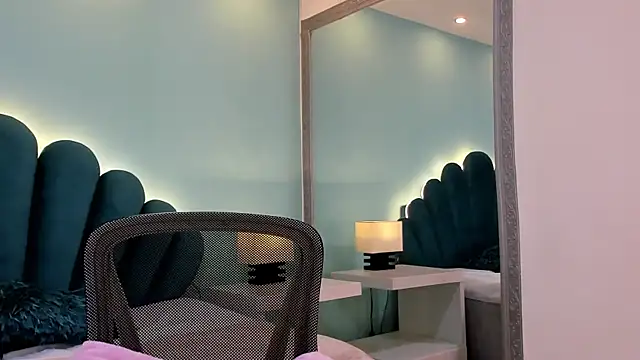 sharlott18 online show from November 17, 2025, 12:55 pm