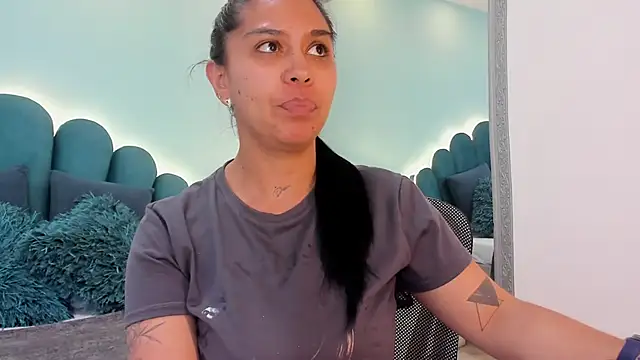 sharlott18 online show from April 9, 2026, 7:41 pm