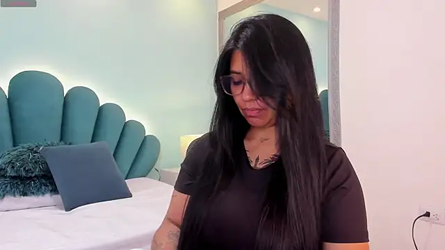 sharlott18 online show from April 21, 2026, 4:01 pm