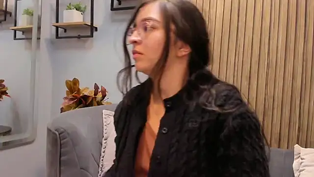 Eva Macalliter online show from March 15, 2025, 3:18 am