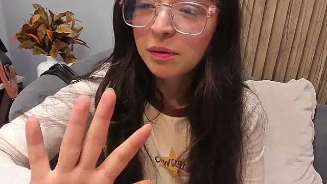 Eva Macalliter online show from March 20, 2025, 2:40 am