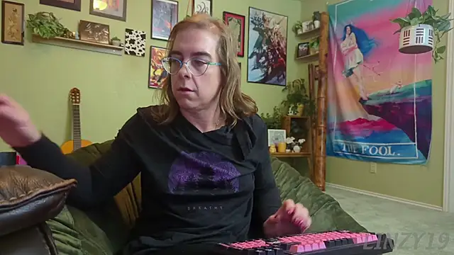 Linzy 19 online show from November 10, 2025, 5:28 am