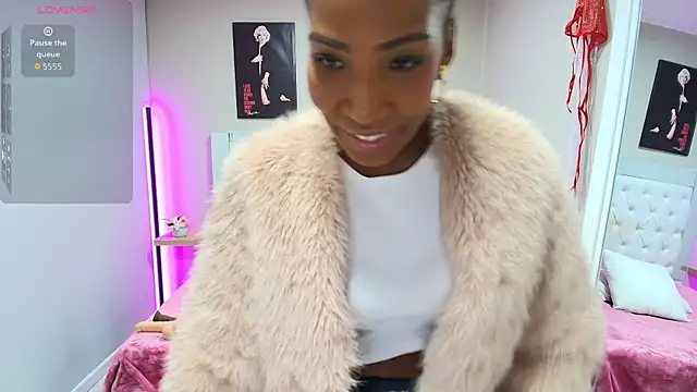 kimmturner online show from October 3, 2025, 1:08 pm