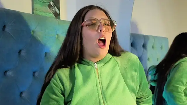 Paola Lyon  online show from October 4, 2025, 7:28 am