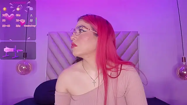 Snapshot of EmmaSwift_ chatting on November 11, 2025, 2:33 am EmmaSwift online show from November 11, 2025, 2:33 am