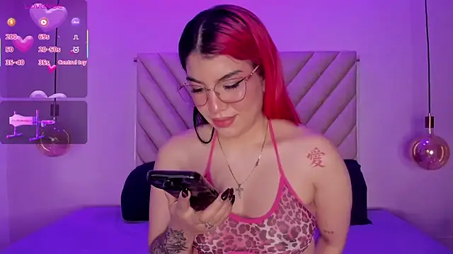 Snapshot of EmmaSwift_ chatting on November 19, 2025, 2:22 am EmmaSwift online show from November 19, 2025, 2:22 am