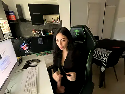 Chloe Ricci online show from November 3, 2025, 7:53 am