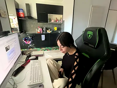 Chloe Ricci online show from November 5, 2025, 7:52 am