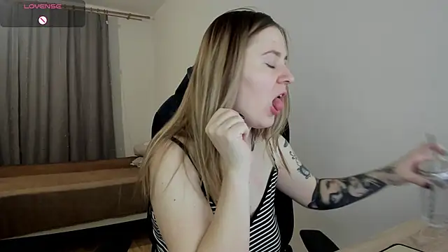 Olivia Munk online show from March 4, 2025, 3:55 am