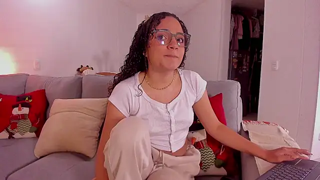 DAHLIA BROWNIE online show from January 6, 2025, 5:19 am