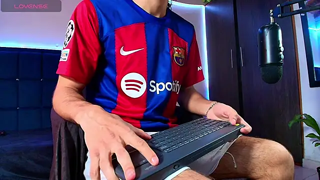 kuzzcoo online show from September 28, 2025, 8:36 pm