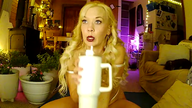 lyra rose online show from April 18, 2026, 3:10 am