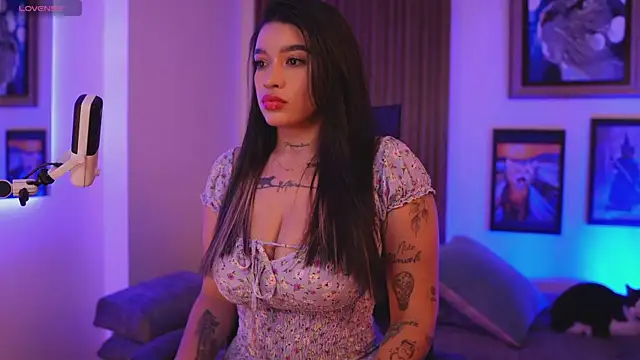 HannahW  online show from December 6, 2024, 9:35 pm