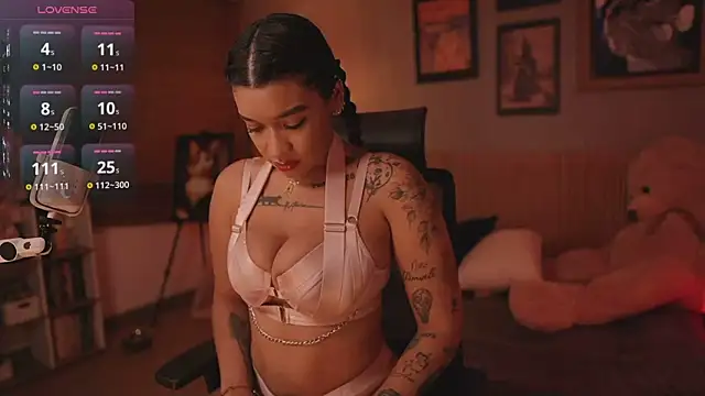 HannahW  online show from November 22, 2025, 11:26 pm