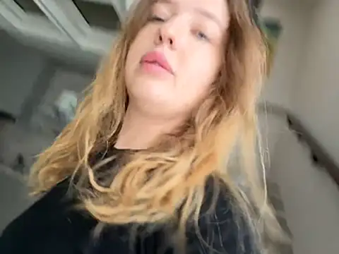 Nura n Sarah online show from December 18, 2025, 5:46 am