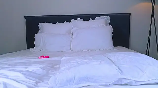 NicoleMarani online show from October 9, 2025, 4:43 am