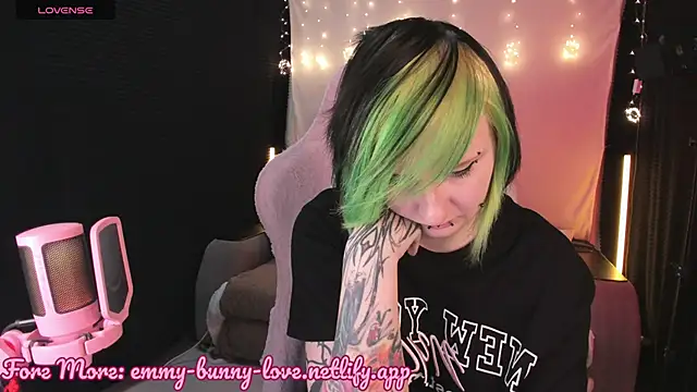 Snapshot of EmmyBunny chatting on October 26, 2025, 2:45 pm EmmyBunny online show from October 26, 2025, 2:45 pm