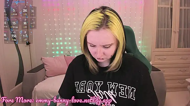 Snapshot of EmmyBunny chatting on February 5, 2026, 2:22 pm EmmyBunny online show from February 5, 2026, 2:22 pm