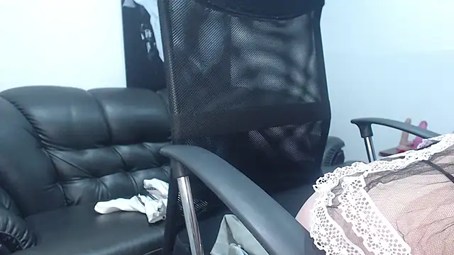 camilleDiaz16 online show from October 31, 2025, 8:21 pm