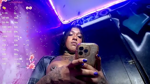 IsabellBigtitsxx online show from October 10, 2025, 9:03 pm