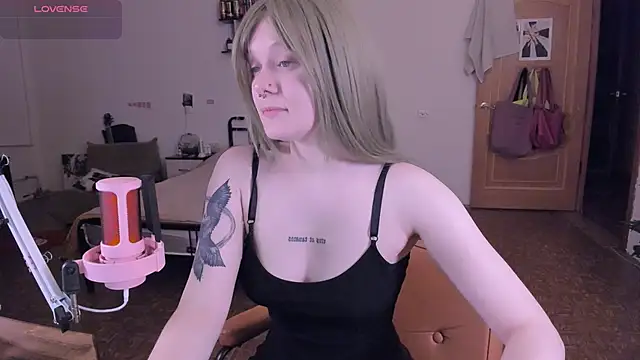 cyber whore  online show from December 5, 2025, 3:20 pm