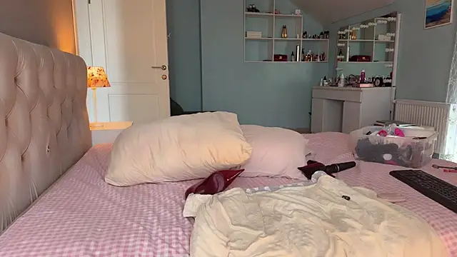 MissSiona online show from April 20, 2026, 8:28 am