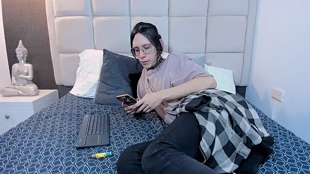 Hecatee 77 online show from February 12, 2025, 7:35 pm