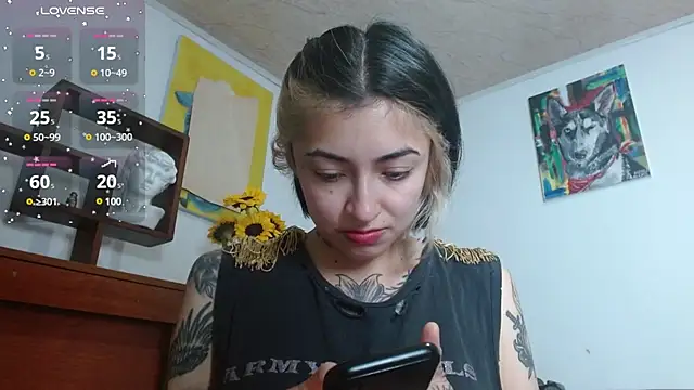 ZoeBakers  online show from February 8, 2025, 4:04 pm