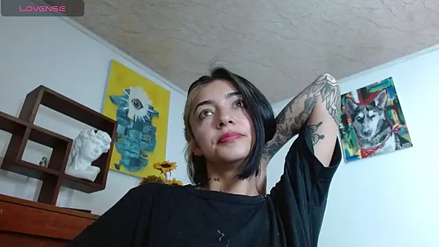 ZoeBakers  online show from February 21, 2025, 2:16 pm