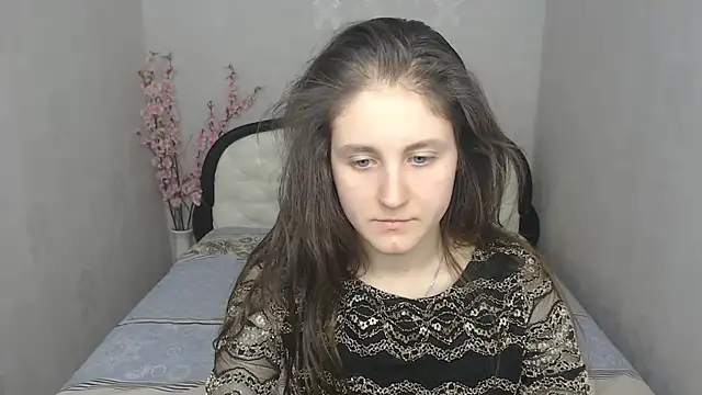 Holliy Cooper online show from March 5, 2025, 12:44 pm