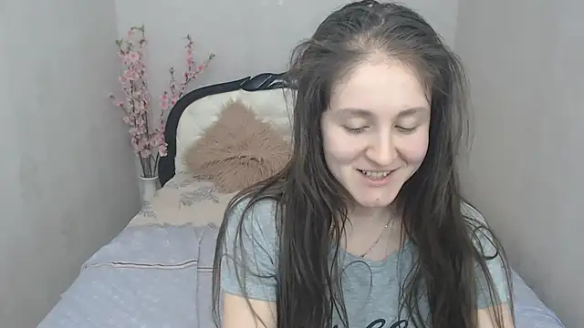 Holliy Cooper online show from March 6, 2025, 12:41 pm