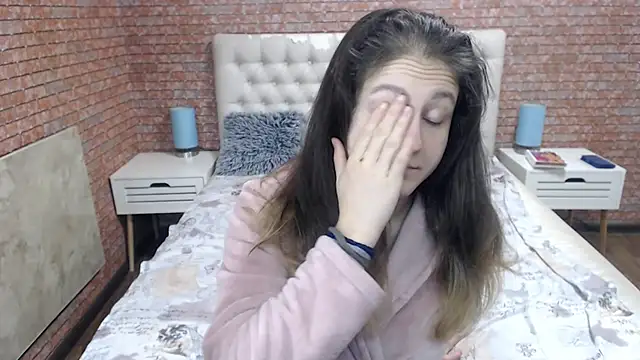 Holliy Cooper online show from September 18, 2025, 7:43 am