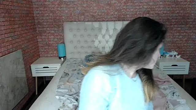 Holliy Cooper online show from October 16, 2025, 7:53 am