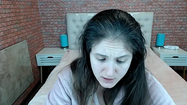 Holliy Cooper online show from November 22, 2025, 8:46 am