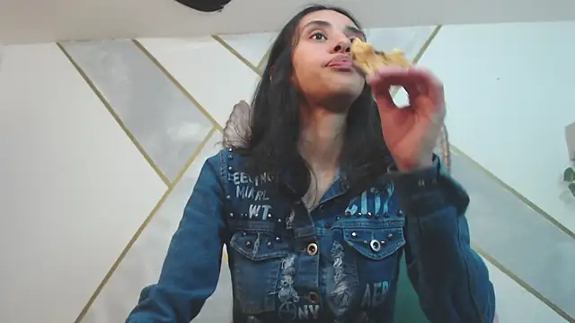 RoxanaCyrano  online show from February 26, 2025, 6:11 pm