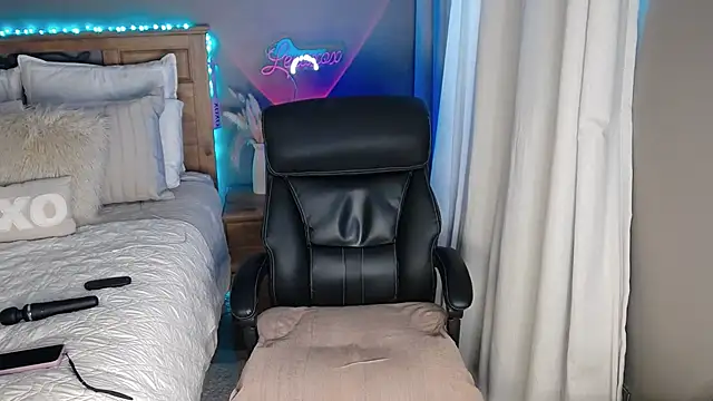 Lenaxox online show from September 9, 2025, 3:11 pm