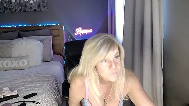 Lenaxox online show from March 19, 2026, 3:05 pm