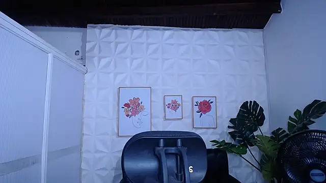 Valentinaa mature online show from September 8, 2025, 5:34 pm